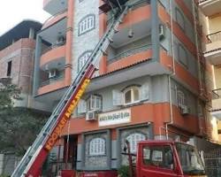 الفرق بين ونش نقل العفش الهيدروليكي والكهربائي: أيهما أفضل لسلامة أثاثك؟